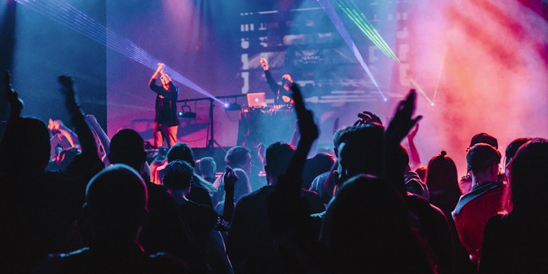 球迷社区互动交流热烈讨论场景